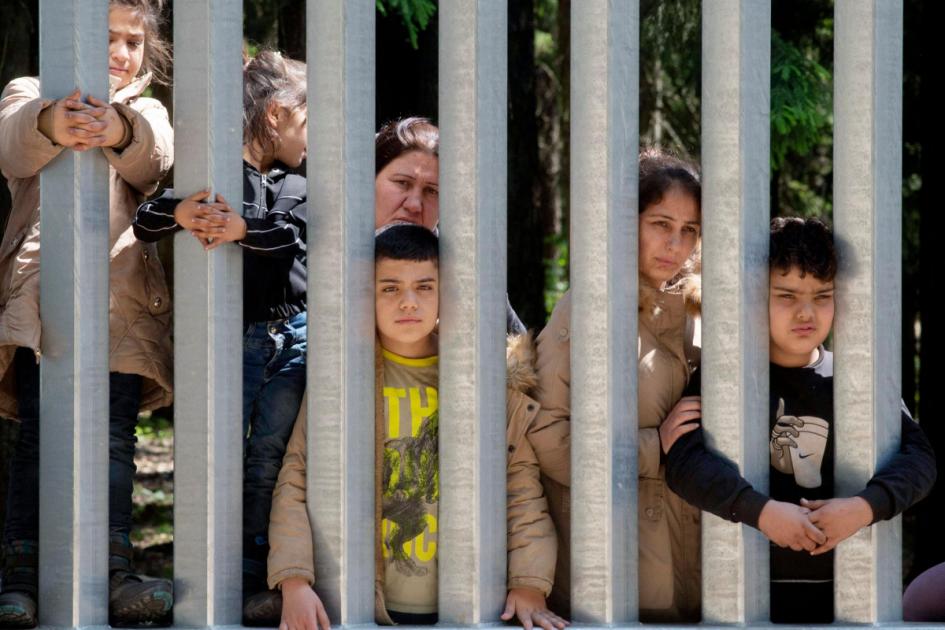 Migranci z dziećmi uwięzieni pod polskim murem granicznym